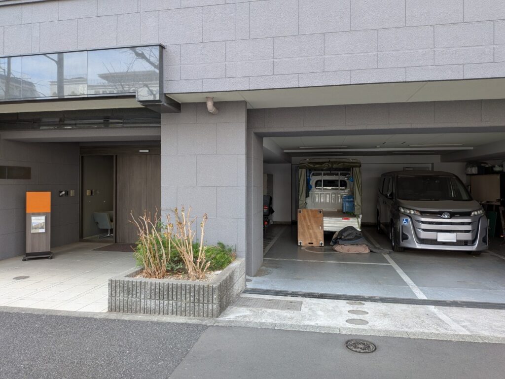 文京区の老人ホーム前に停車する赤帽松本運送トラック