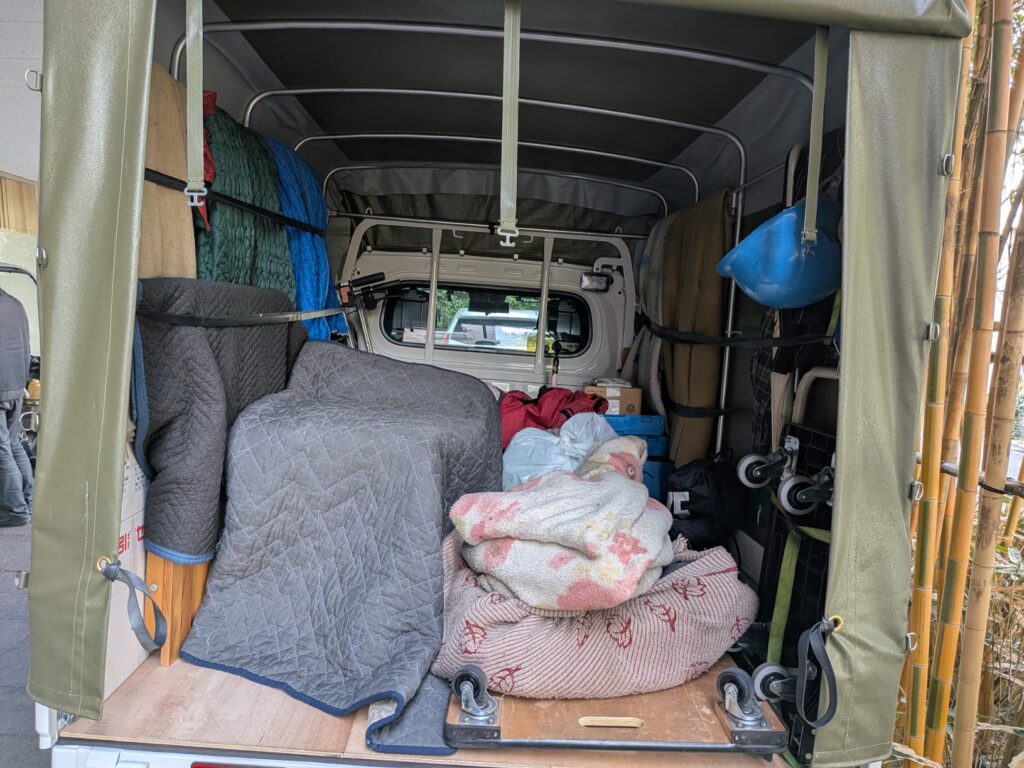 毛布で養生された家具の積込み例