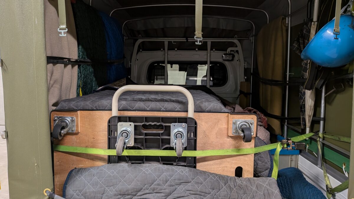 赤帽松本運送トラック荷台へのジオラマ模型積込み作業