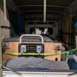 赤帽松本運送トラック荷台へのジオラマ模型積込み作業