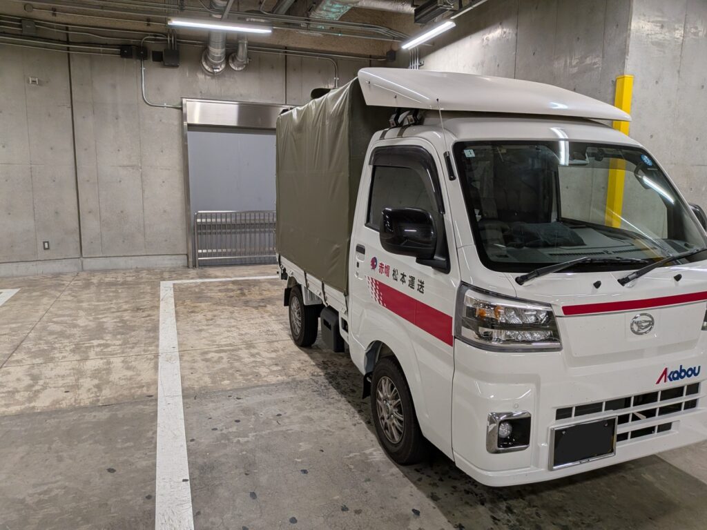 大手町イベントホール搬出口での模型搬出作業