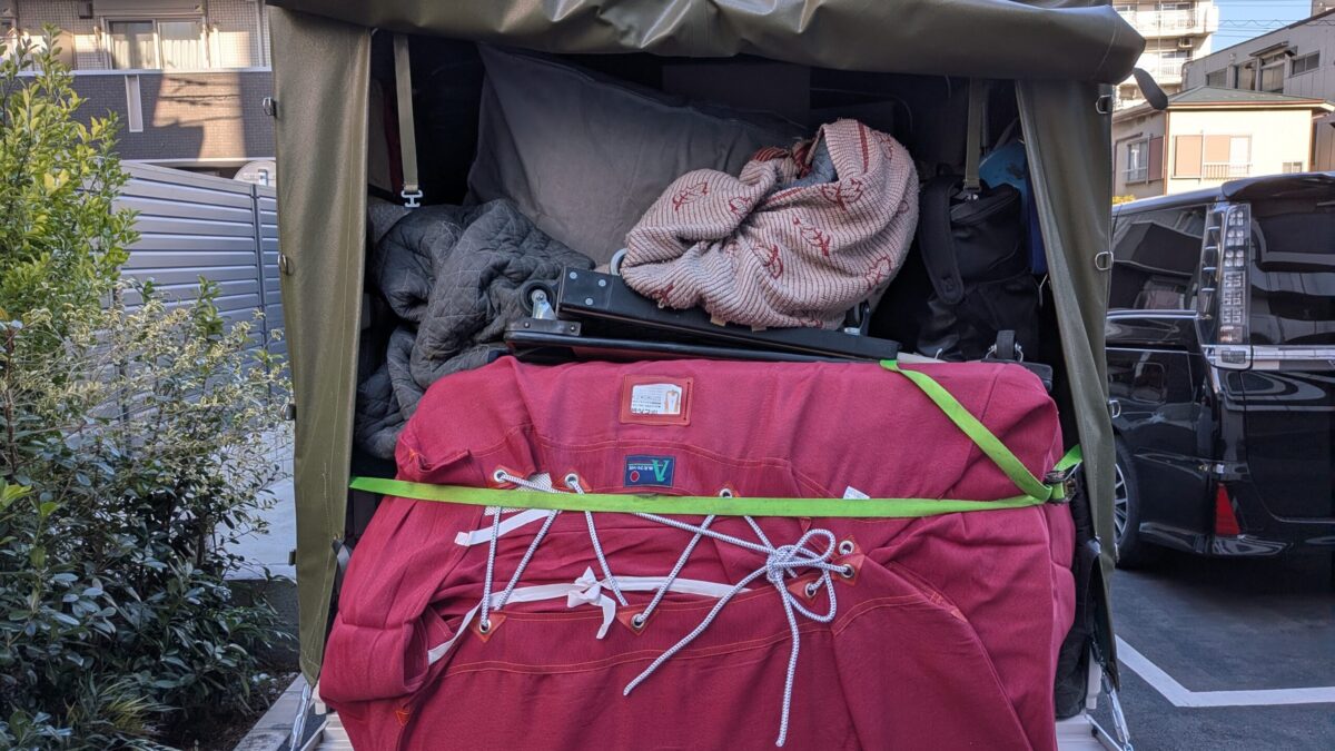 軽トラック荷台に積み込まれた学生の単身引越し荷物