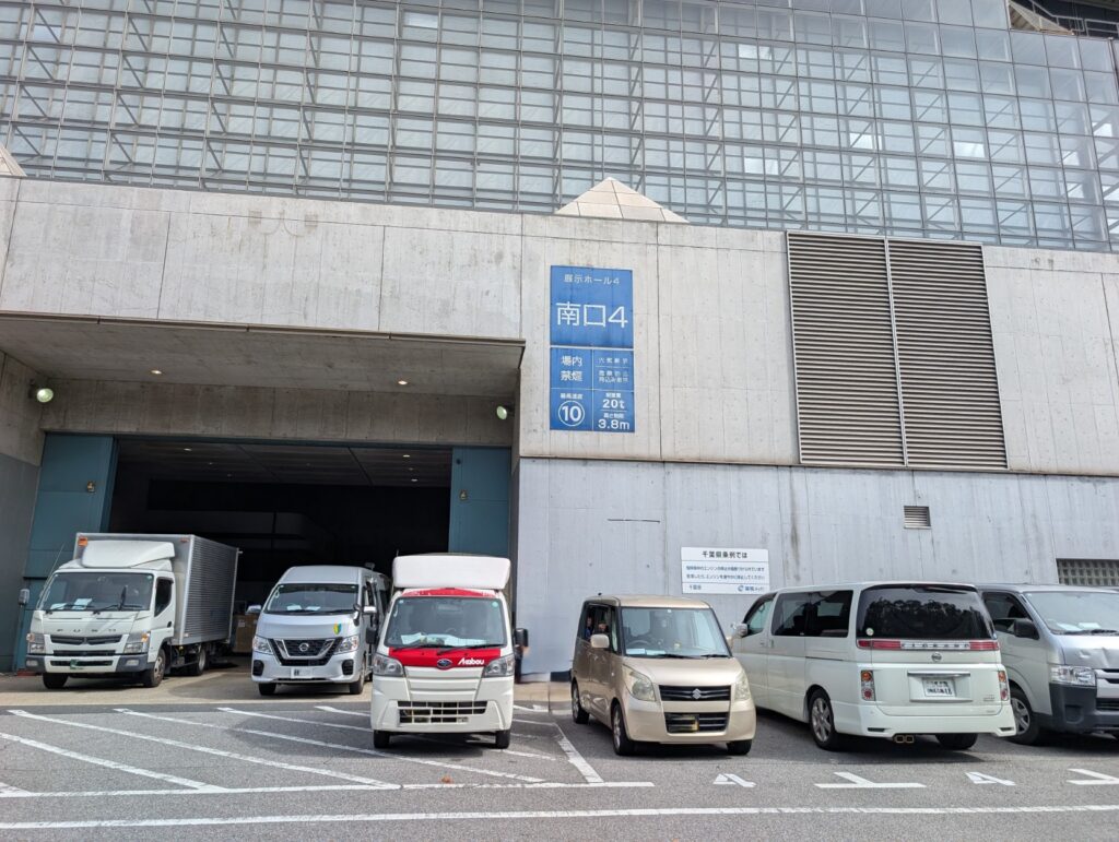 幕張メッセでの搬入中の赤帽松本運送トラック