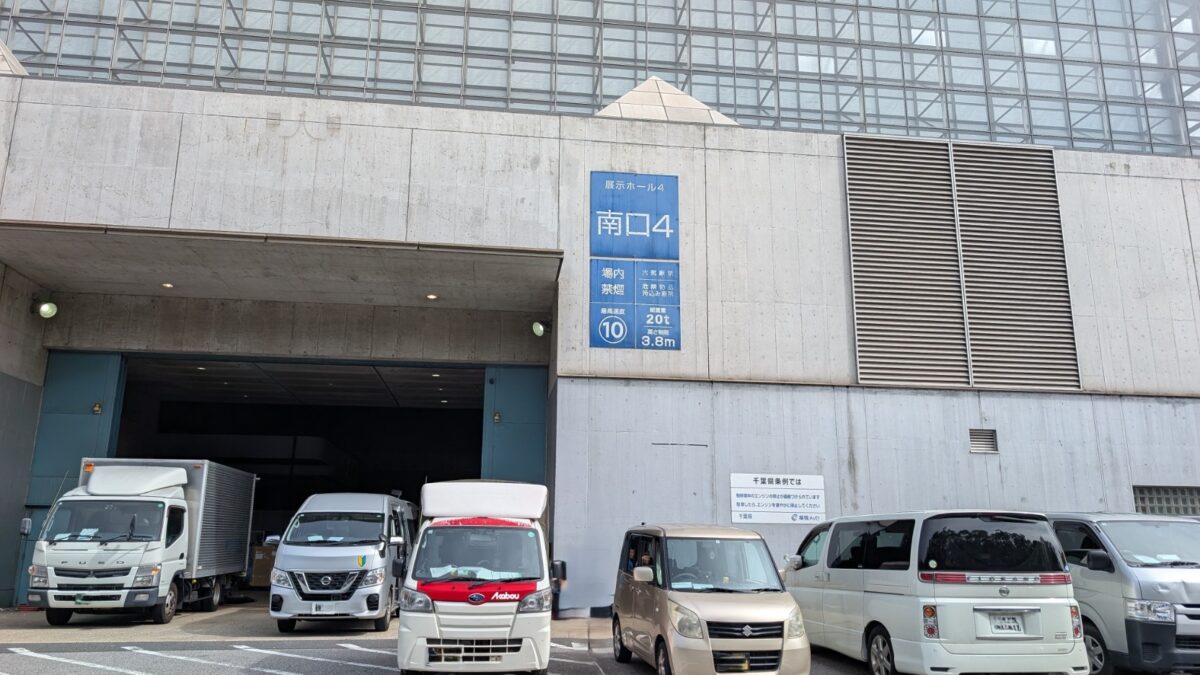 幕張メッセでの搬入中の赤帽松本運送トラック