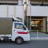 学生マンション前の赤帽松本運送トラック