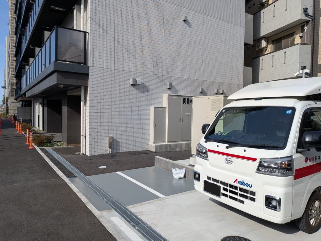 葛飾区内の新居マンション前での赤帽トラック