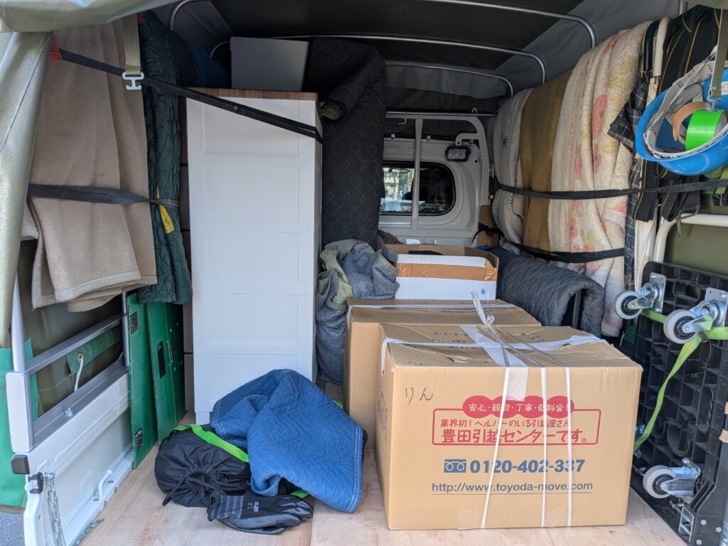 家具家電のみを積み込んだ赤帽トラック荷台の様子