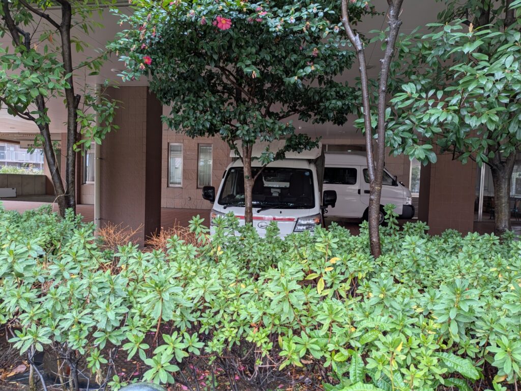 戸田市の老人ホームでの搬出作業(施設エントランス)