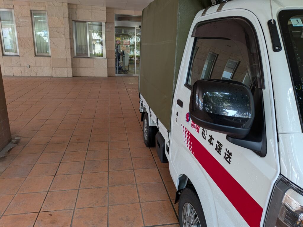 戸田市の老人ホーム前に到着した赤帽トラック