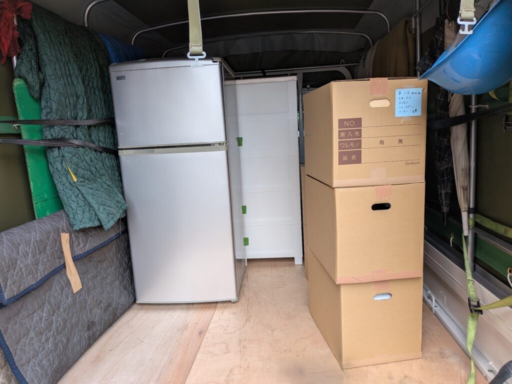 単身用冷蔵庫とプラスチックチェストの積込み例