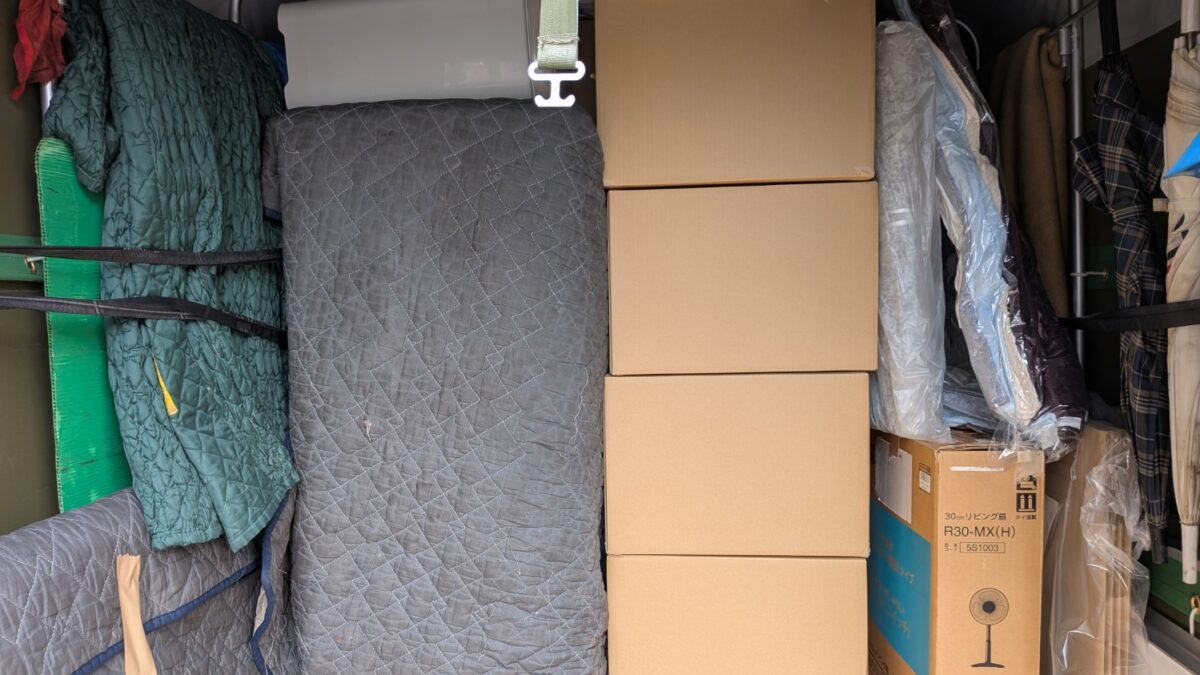 冷蔵庫や段ボールを積込み中の引越し作業