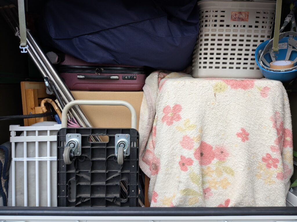 単身引越しの荷物を積み込んだ赤帽トラック