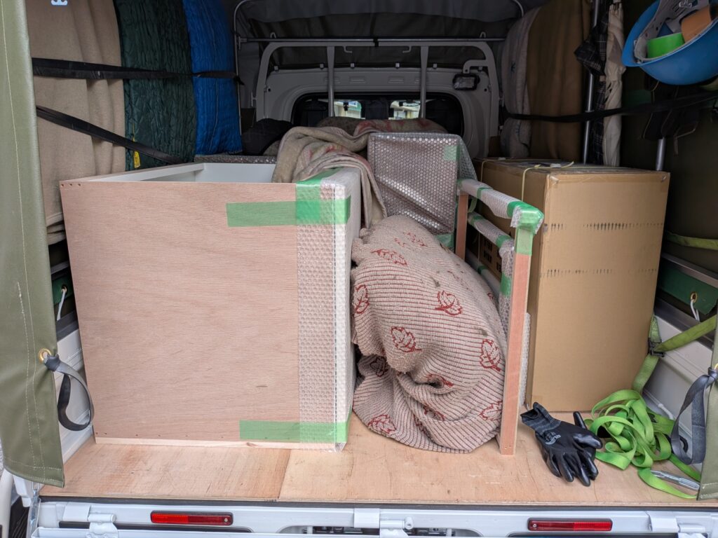 キッチン家具を赤帽トラックに積込み