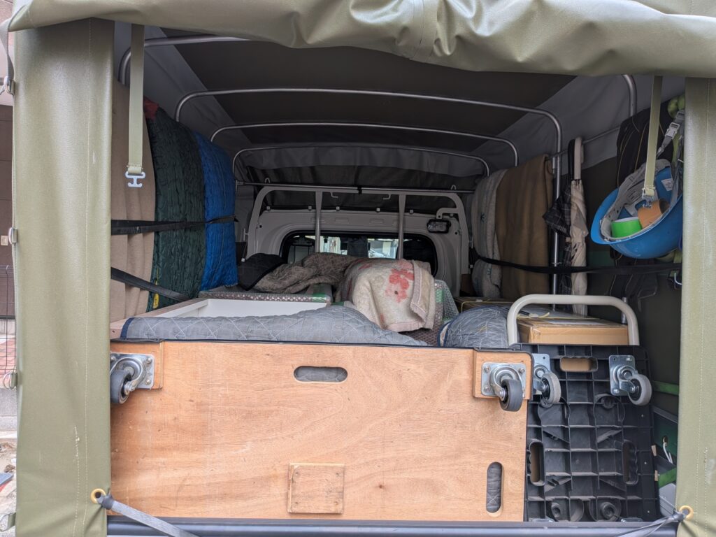 家具を毛布と緩衝材で養生した配送例