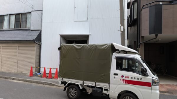 足立区の木工所様から横浜市の現場へ、早朝指定のキッチン家具配送に対応しました