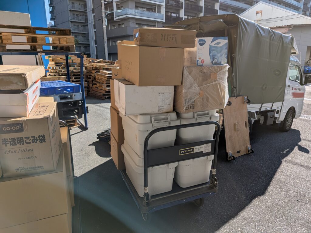 トランクルームから搬出する選別された荷物