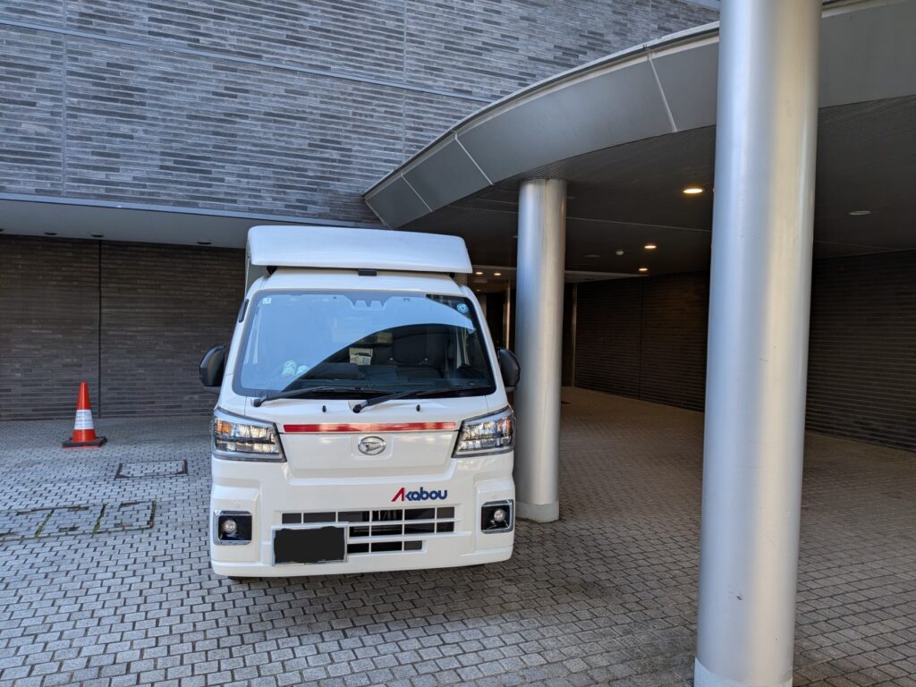 新宿区マンション前に到着した赤帽トラック