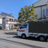 日野市の書庫前で資料配送準備中の赤帽松本運送トラック