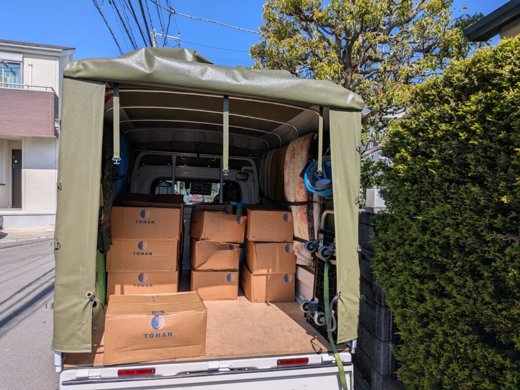 研究資料の段ボールを赤帽トラックに積込み中