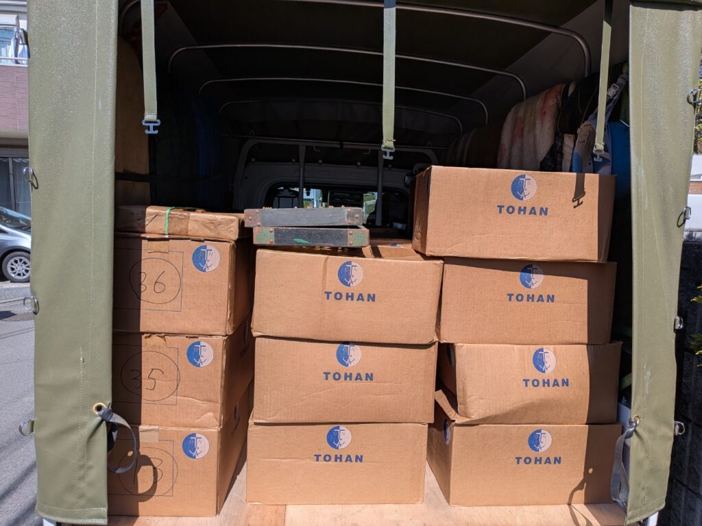 研究資料段ボールを積込み完了した赤帽松本運送トラック荷台