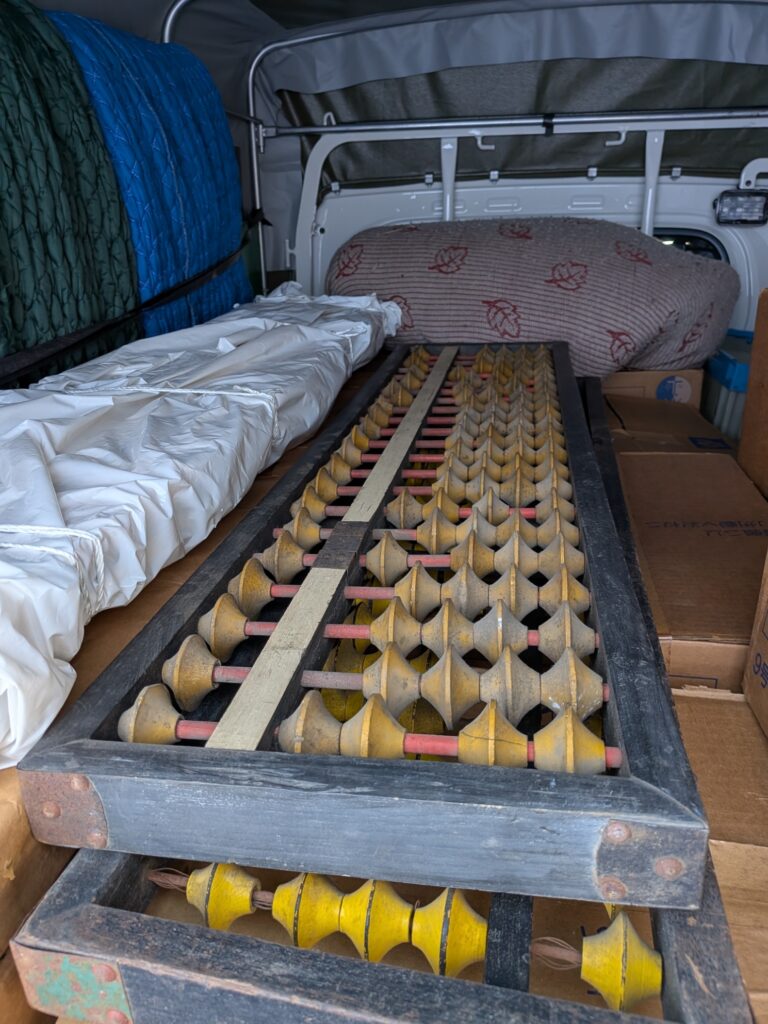 大学へ配送する古い大きなそろばん