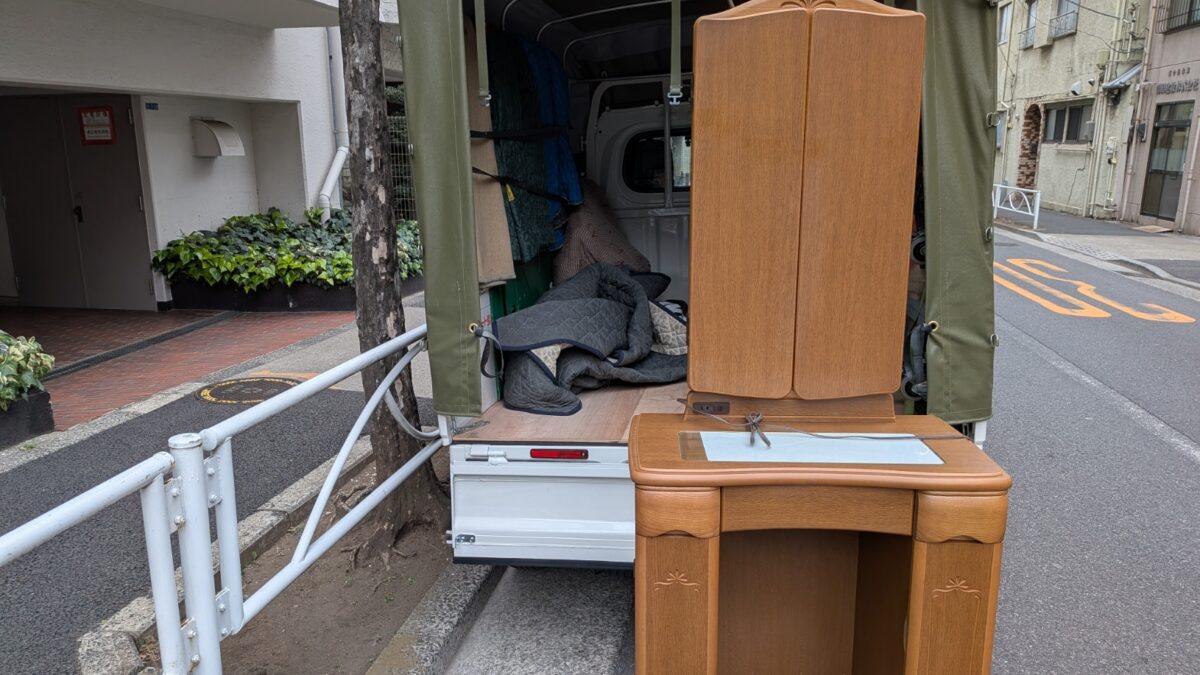 墨田区マンションでドレッサーをトラックまで搬出した様子