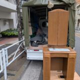 墨田区マンションでドレッサーをトラックまで搬出した様子