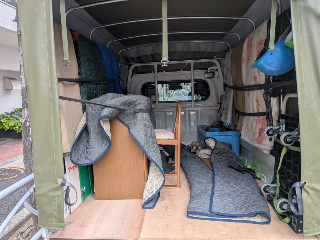 ドレッサーの鏡を外して赤帽トラックに積み込んだ様子