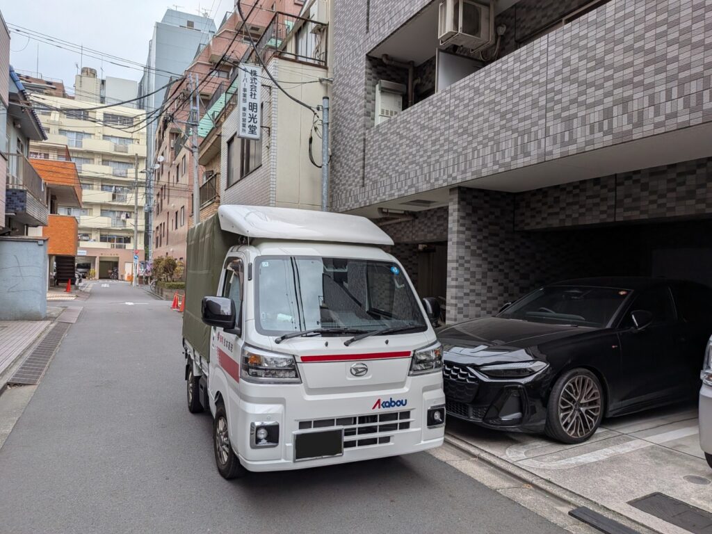 葛飾区のマンション前に停車した赤帽トラック