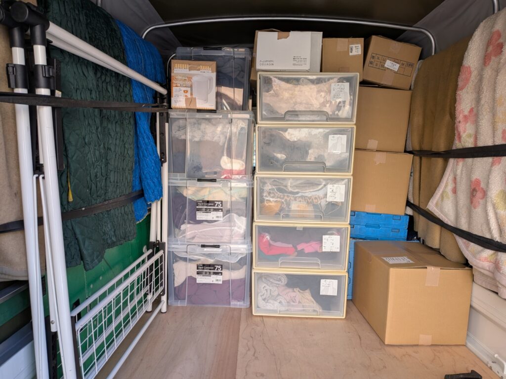 衣装ケースや段ボール箱を赤帽トラックへ積込み途中の様子