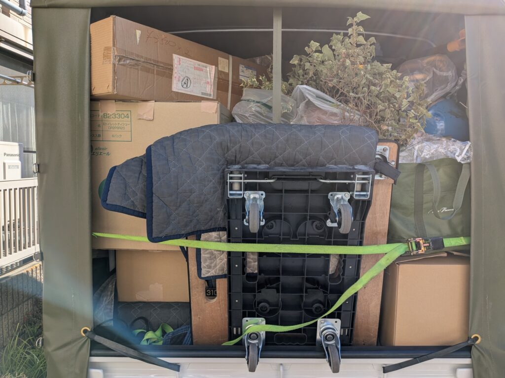 引越し荷物を丁寧に積込み完了した赤帽松本運送トラックの荷台