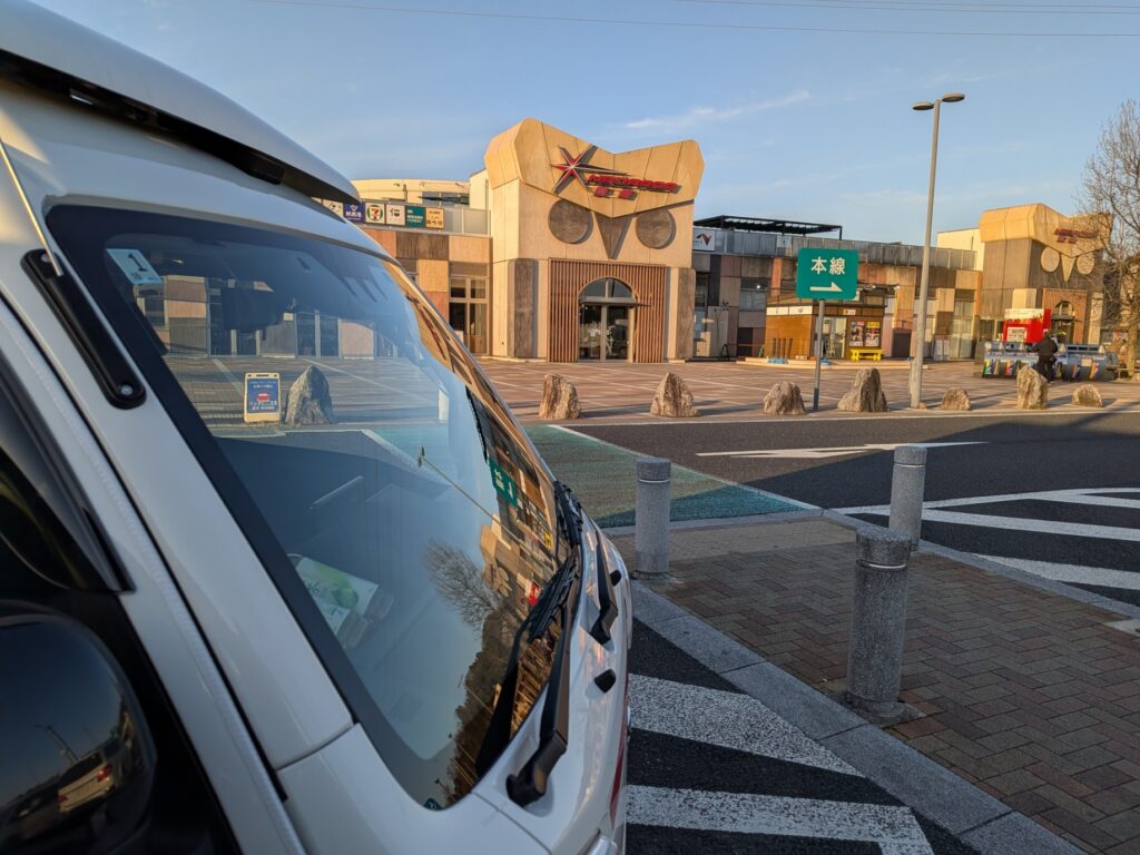 新東名高速道路の岡崎サービスエリアで休憩する赤帽松本運送トラック