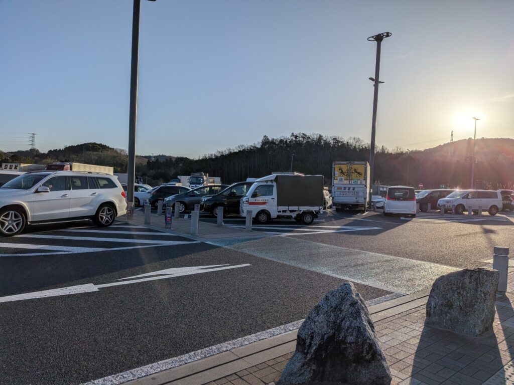 早朝のサービスエリアで休憩する赤帽松本運送の軽トラック