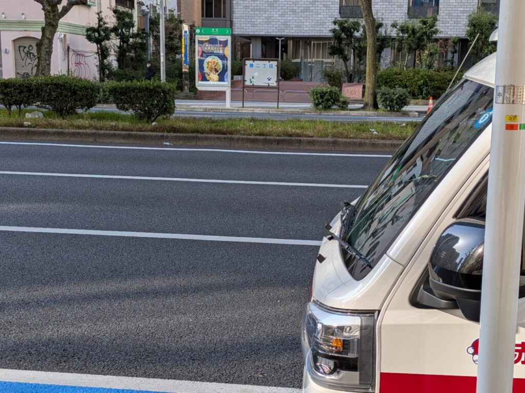 愛知県名古屋市中区で建築模型を引取りに向かう赤帽松本運送トラック