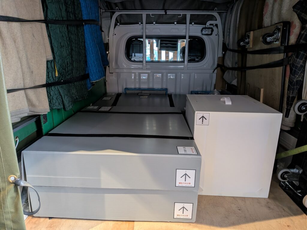 赤帽トラックに建築模型を積込みした様子