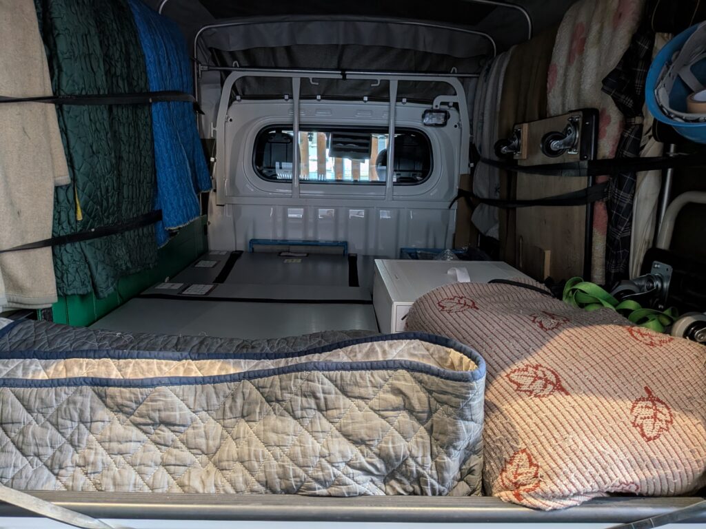 キルティングパットで保護して建築模型を積込みした赤帽トラック