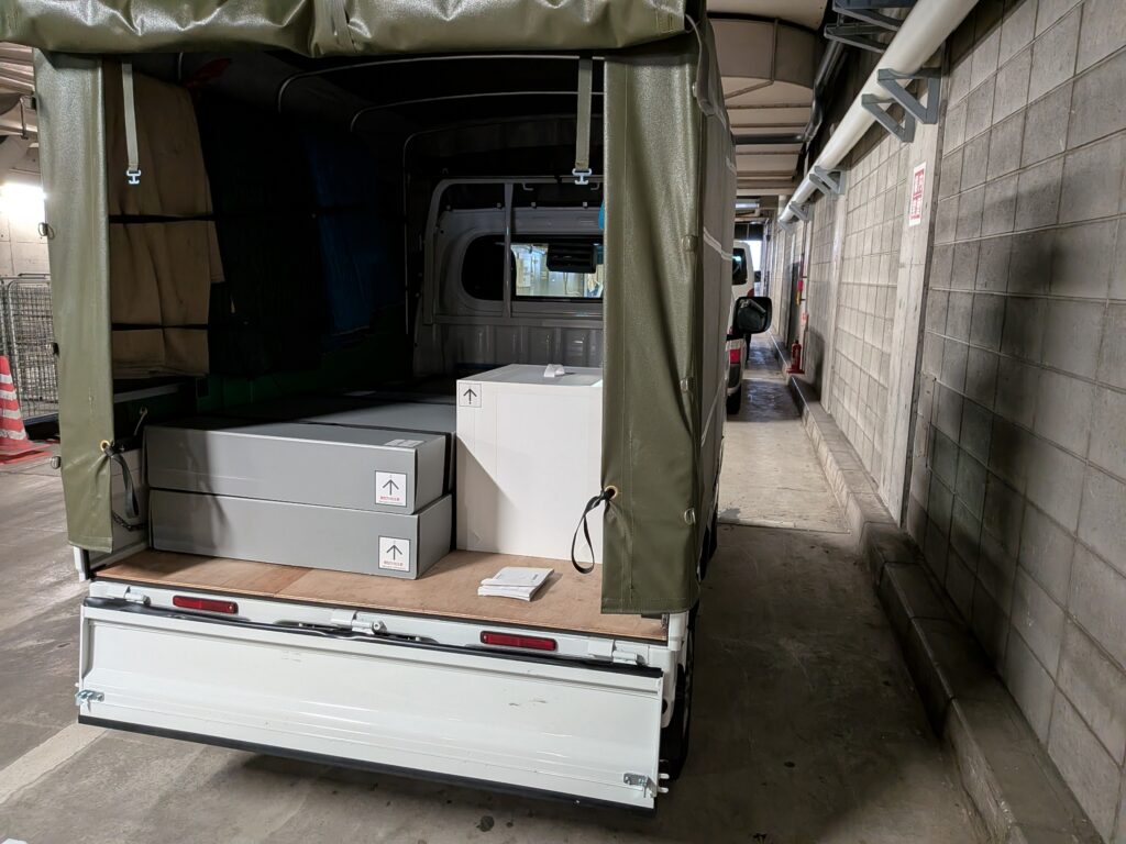 東京都港区の建設会社荷捌き所で建築模型を納品