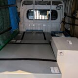 赤帽トラックに建築模型を積込みした様子