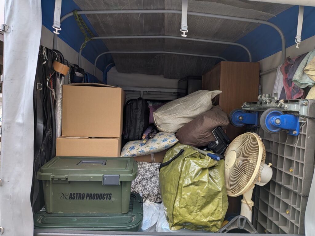 引越し荷物を赤帽トラックに積込みした様子