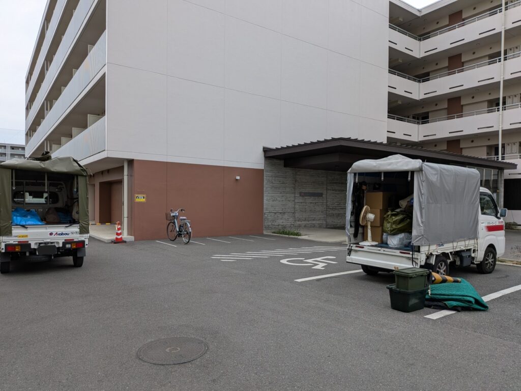 高齢者専用住宅へ引越し荷物を搬入した様子