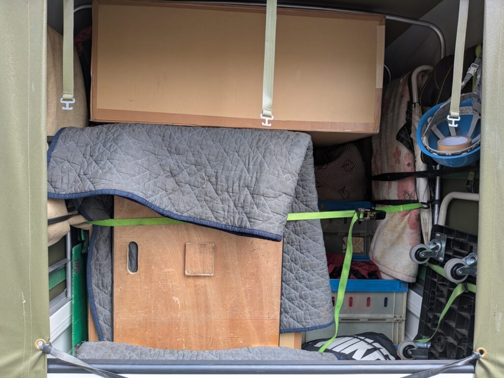 建築模型を2台赤帽トラックに積込みした状態