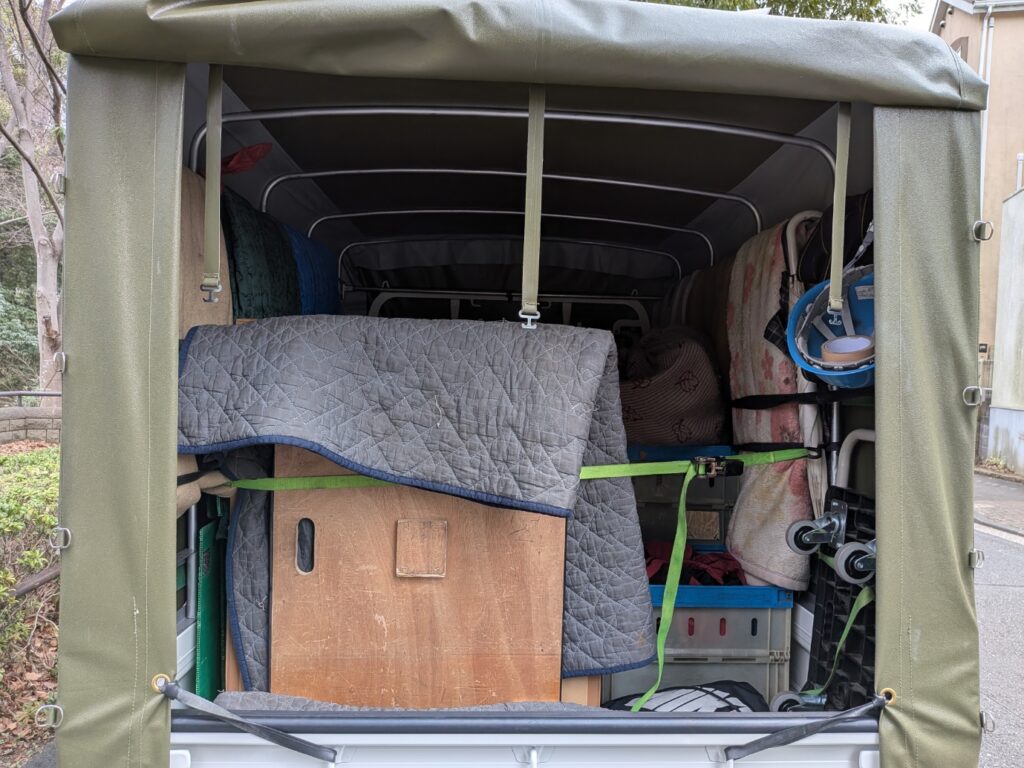 毛布で保護して建築模型を積込みした赤帽トラック