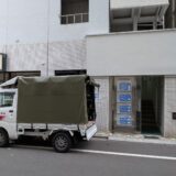 中央区築地の営業所前での赤帽松本運送トラック