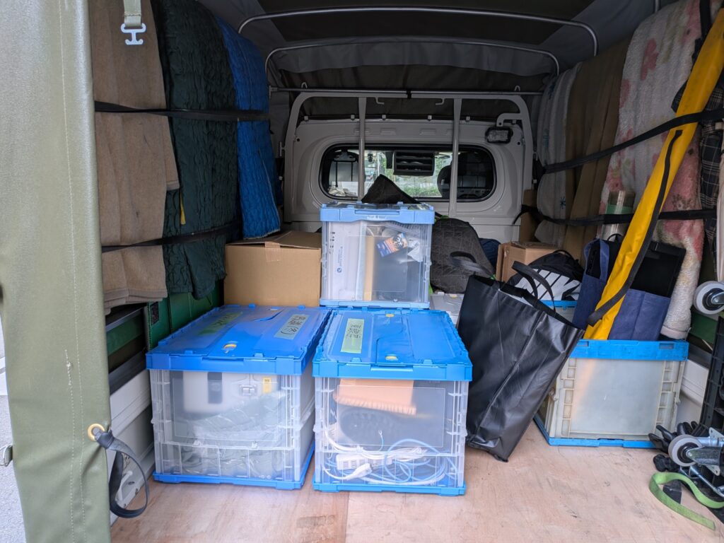 オリコンや段ボールを積載した荷台の様子