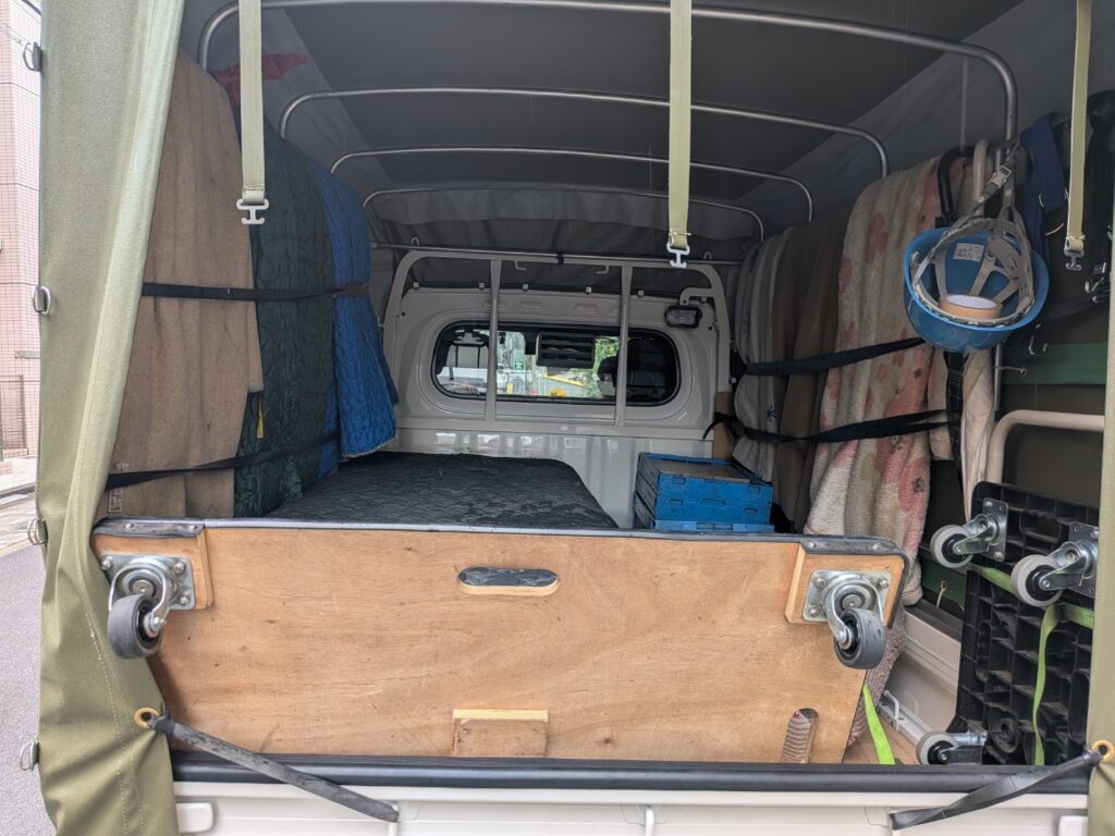 トラック荷台で固定された治療用ベッドの様子