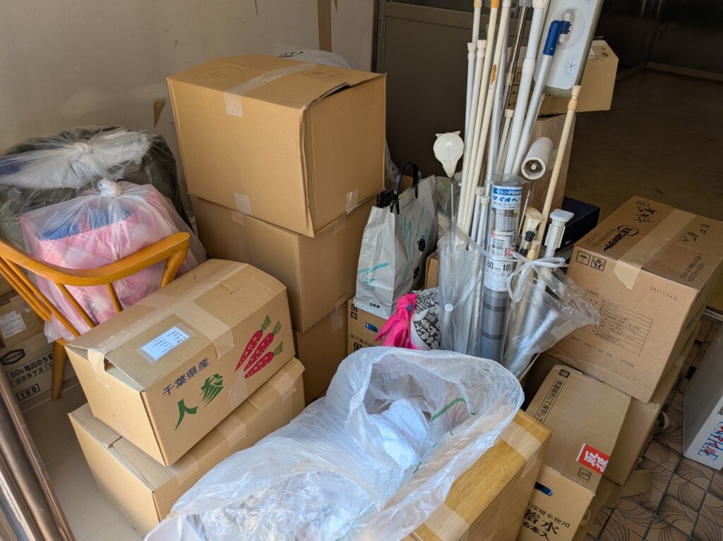 引越しで積み残された段ボールや荷物の様子（東京都大田区）