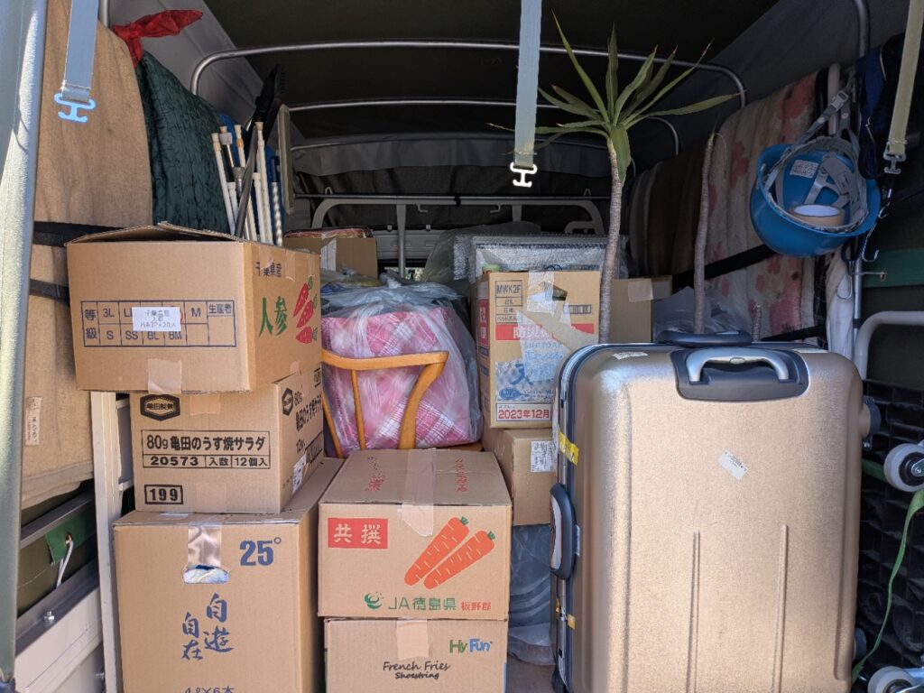 赤帽トラックに積み込まれた引越し荷物の状態