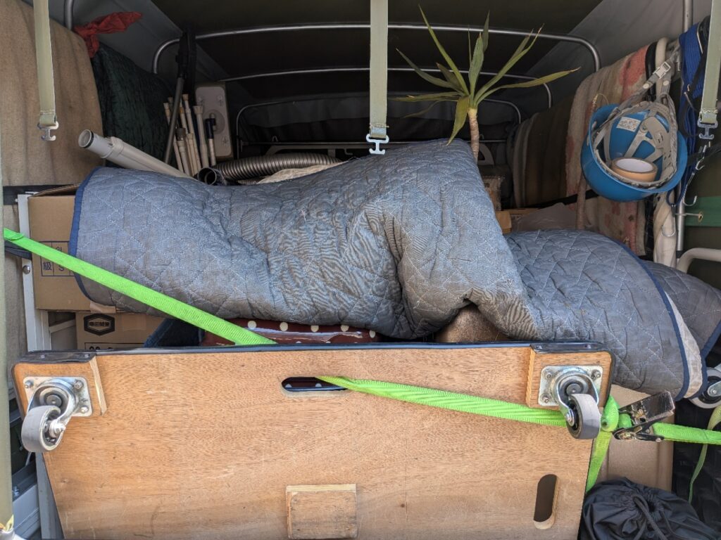 荷物を毛布で養生し固定している様子