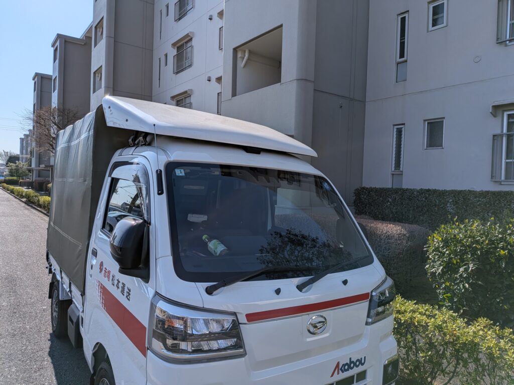 白井市の団地前に到着した赤帽トラック