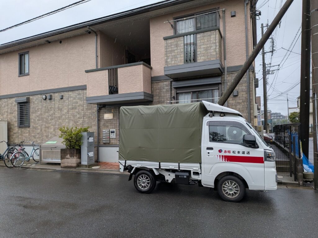 市川市のアパート前での引越し作業と赤帽トラック